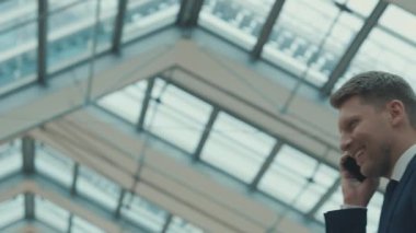 Genç gülümseyen iş adamı kapalı