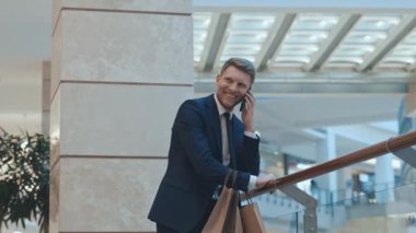 Genç işadamı telefonda konuşuyor.