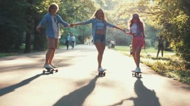 Parkta kaykay için etkin olan kişileri