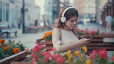 Telefonu olan genç bir kadın.