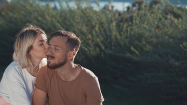 genç bir çift açık havada gülümseyen