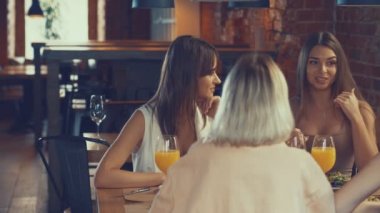 Genç gülümseyen kadın kapalı