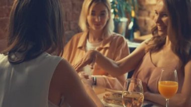 Arkadaşlarıyla birlikte mutlu gelin