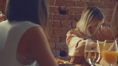 Bir kafede genç kadın