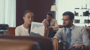 İş adamları tartışma ofiste arkasında