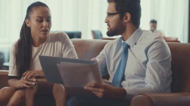 Ofisteki iş adamları.