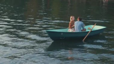 Bir tekne içinde genç Çift