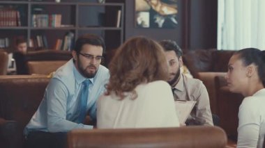 İş yerindeki iş adamları