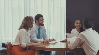 Ofiste genç bussiness insanlar