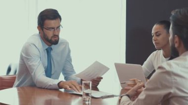 Ofiste bir toplantıda iş ortakları