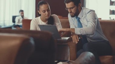 Ofiste iş görüşmesi.