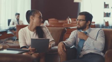 Tartışma coworking genç iş adamları