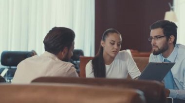 Genç bir işçi, bir iş toplantısı