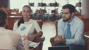 İş adamları iş görüşmesinde