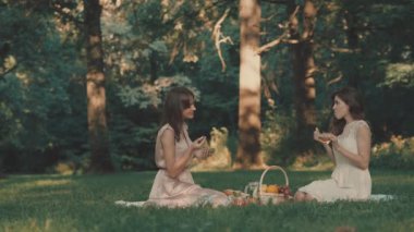 Genç çekici kızlar tatilde