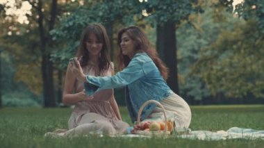 Genç kız selfie bir piknik yapıyor