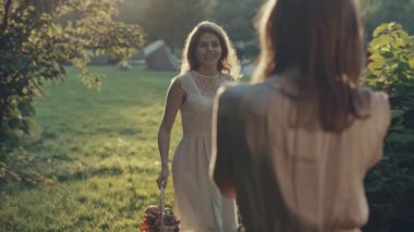 Yaratıcı bir iş yerinde mutlu kız