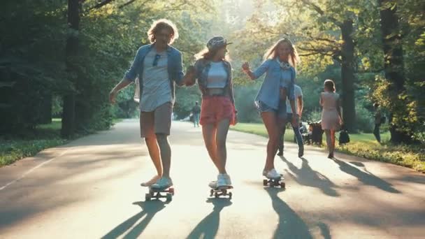 Jóvenes Patinando Parque Verano — Vídeo de stock