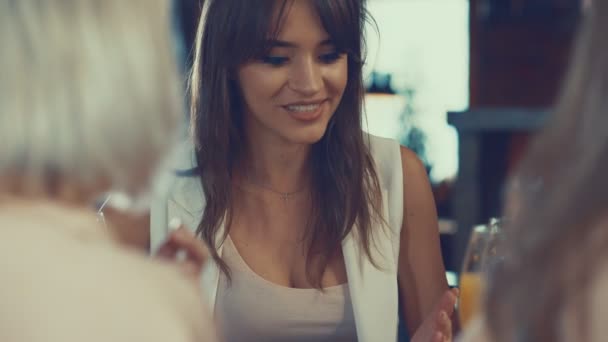 Sorrindo Mulheres Atraentes Reunião — Vídeo de Stock