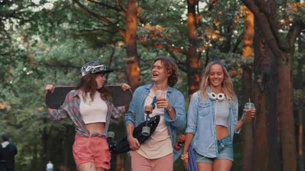 Jóvenes Adolescentes Con Patinetas — Vídeos de Stock
