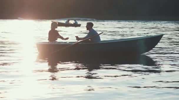 湖でロマンチックなカップル — ストック動画