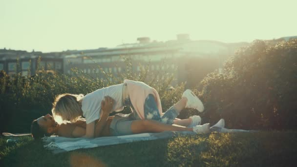 若いカップルは屋外で楽しみ — ストック動画