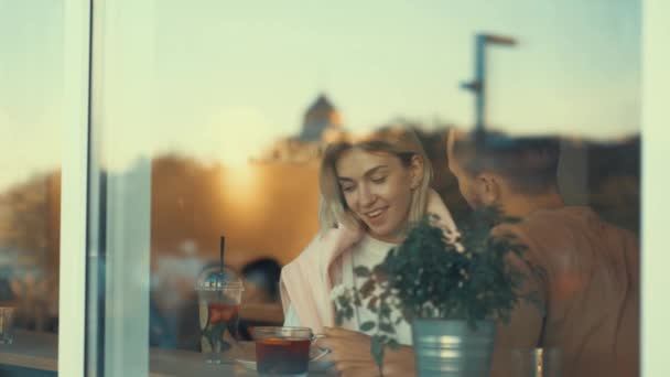 有吸引力的情侣在咖啡馆里 — 图库视频影像
