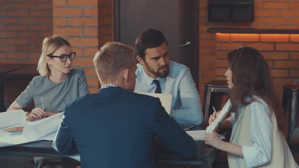 Geschäftsleute Bei Treffen Auf Dem Dachboden — Stockvideo