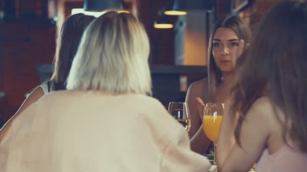 Femeia Atrăgătoare Vorbind Cafenea — Videoclip de stoc