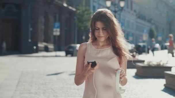 Dançando Mulher Rua — Vídeo de Stock