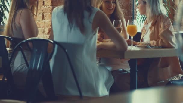 Chicas Atractivas Restaurante — Vídeos de Stock