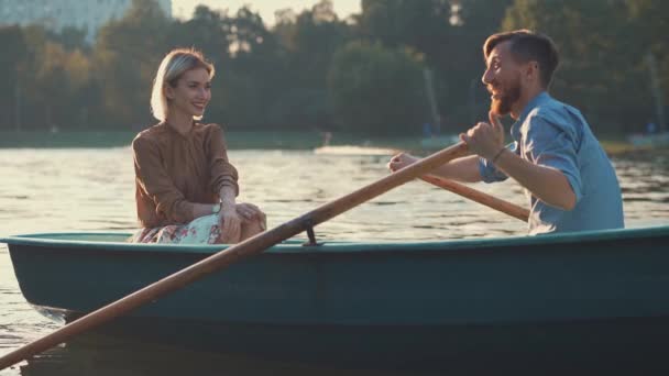 夫妇在湖面上的船 — 图库视频影像
