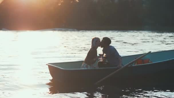 Par Förälskade Båten — Stockvideo