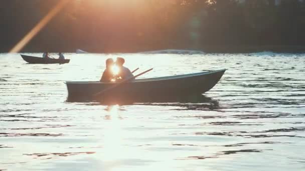 Kyssande Par Båten — Stockvideo