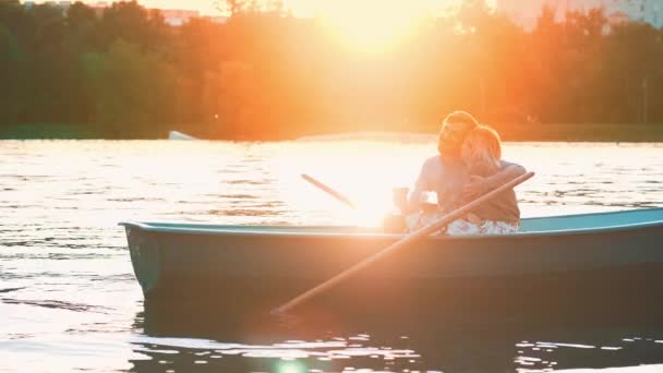 Abraçando Casal Pôr Sol — Vídeo de Stock