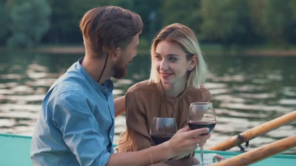 Pareja Sonriente Barco — Vídeos de Stock