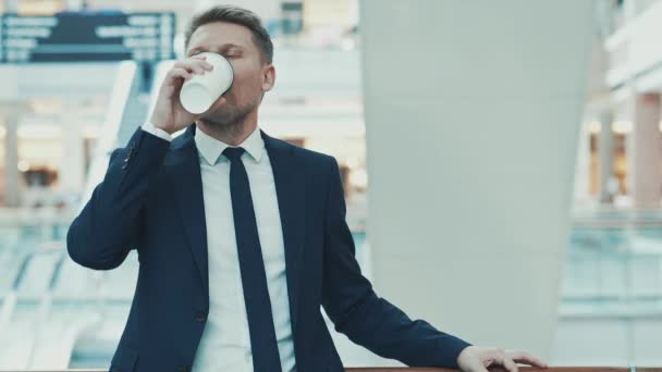 Ung Man Dricker Kaffe — Stockvideo