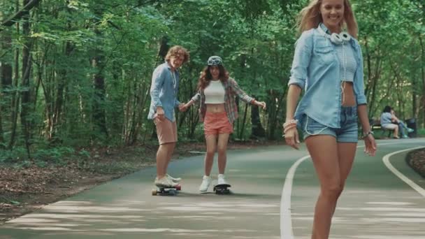 Young Teenagers Skateboarding Outdoors — Stock Video