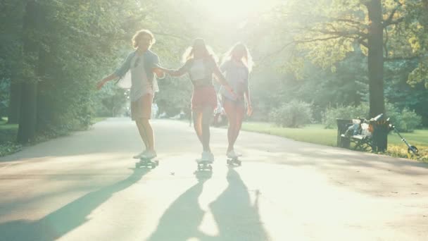 Los Adolescentes Skateboarding Verano — Vídeo de stock