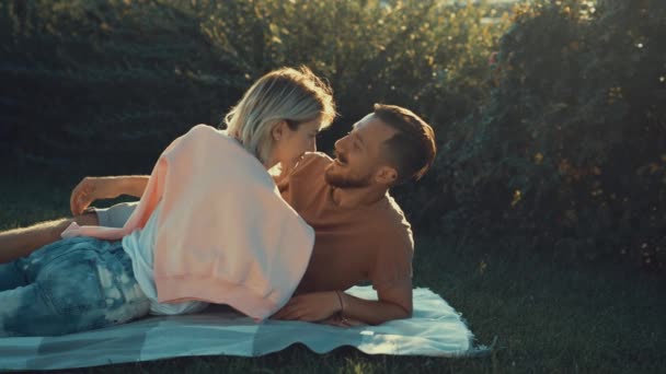 Sorrindo Jovem Casal Livre — Vídeo de Stock