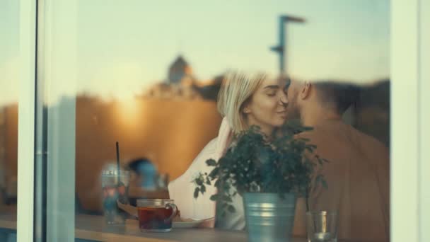 Paar Küsst Sich Café — Stockvideo