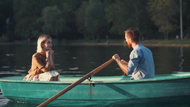 Pareja Joven Barco Lago — Vídeo de stock