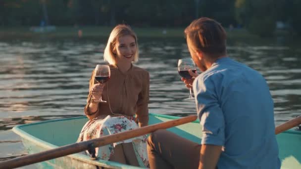 Casal Sorridente Encontro — Vídeo de Stock