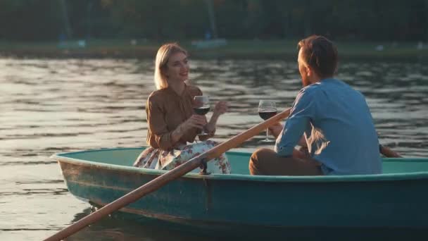 微笑的年轻夫妇在小船 — 图库视频影像
