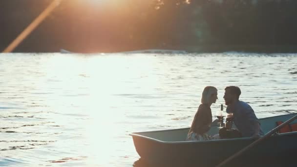 在日落时接吻情侣 — 图库视频影像