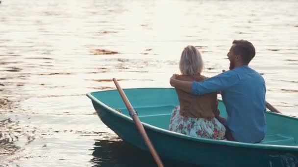 ボートにカップルを抱き締める — ストック動画