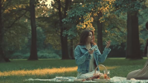 Güzel Kızlar Piknik — Stok video