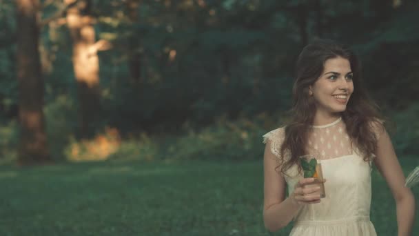 Chicas Jóvenes Hablando Picnic — Vídeos de Stock