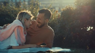 Genç çift açık havada kucaklayan