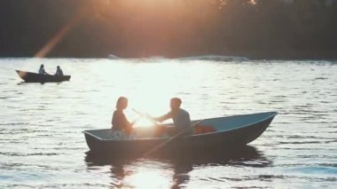 gün batımında genç Çift